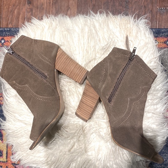 Open toe booties. Size 8.5 - Picture 2 of 7